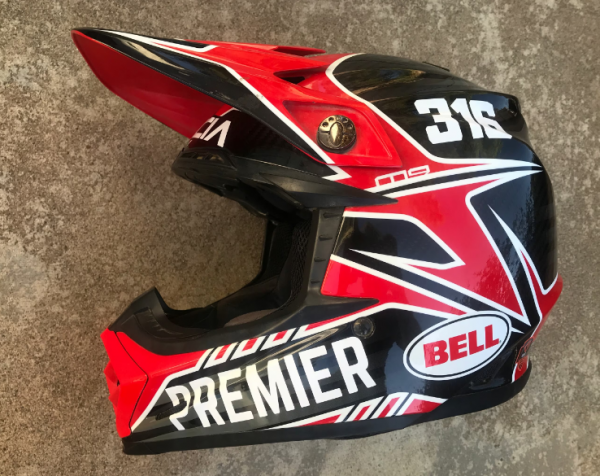 Helm custom dengan nama dan nomor pengendara